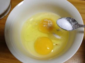 鸡蛋加入白胡椒粉，盐充分打匀