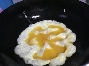 锅内加油烧热倒入蛋液