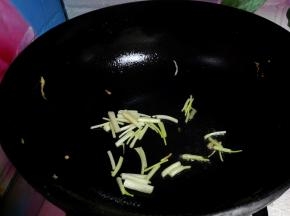 原锅（不用加油）倒入葱丝煸出香味