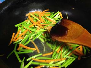 倒入蒜苔炒匀（加入少量热水），加入蚝油调味