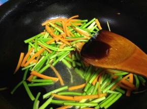倒入蒜苔炒匀（加入少量热水），加入蚝油调味