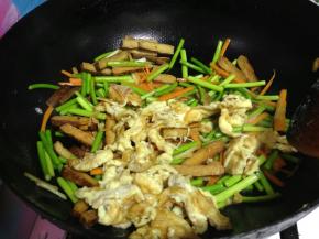 最后倒入鸡蛋碎拌匀即可出锅