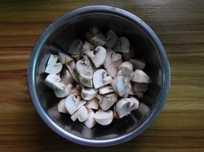 蘑菇洗净切小块