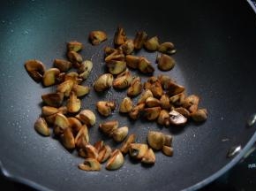 锅中倒油烧热，放入蘑菇煎煸至金黄