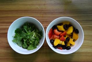 红椒黄椒切小块；黑橄榄切圈，香菜小段