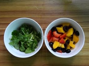 红椒黄椒切小块；黑橄榄切圈，香菜小段
