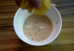 沙拉汁倒入小碗里，加和蒜末、黑椒碎、盐，挤入柠檬汁