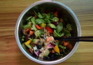 所有食材都放盘里，倒入沙拉汁拌均匀就好了