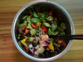 所有食材都放盘里，倒入沙拉汁拌均匀就好了