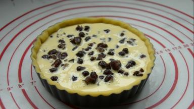 倒入蛋奶混合液，烤箱预热180°，放中下层烤25分钟左右，待红豆派表面变色即可取出