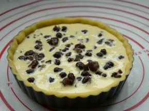 倒入蛋奶混合液，烤箱预热180°，放中下层烤25分钟左右，待红豆派表面变色即可取出