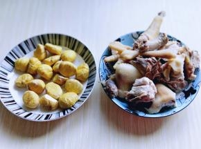 板栗我买的袋装的，剥好的，焯水的鸡块捞出后用冷水冲洗干净。