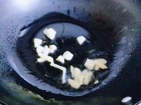 起油锅，加入切好的姜蒜炒香，下入鸡块煸炒，盛出备用。