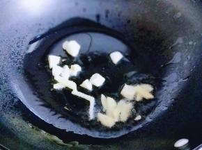 起油锅，加入切好的姜蒜炒香，下入鸡块煸炒，盛出备用。