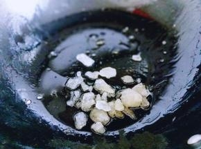锅中再次加入食用油，加入冰糖，炒糖色，小火将冰糖融化后变褐色即可。