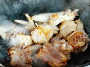 倒入鸡块挂糖色。