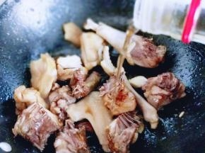 加入料酒，翻炒均匀。