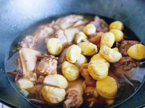 加入清水，没过鸡块为佳。大火烧开后转小火15分钟。
之后加入洗干净的板栗，继续小火慢炖。