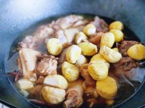 加入清水，没过鸡块为佳。大火烧开后转小火15分钟。
之后加入洗干净的板栗，继续小火慢炖。