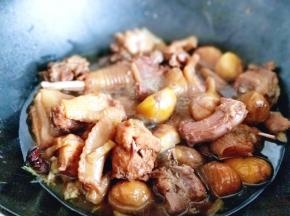 炖到鸡块熟透，或者自己想要的口感就可以。大火收汤即可出锅。