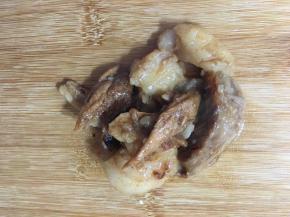 将温凉的五花肉捞出需要用的量。