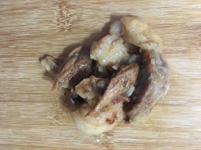 将温凉的五花肉捞出需要用的量。