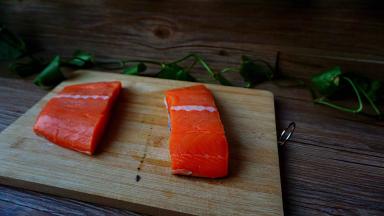 三文鱼冲洗干净，用厨房用纸擦去表面水分，切成宽长条