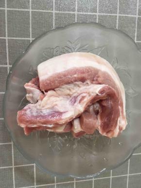 将带皮五花肉洗净。