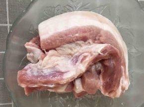将带皮五花肉洗净。