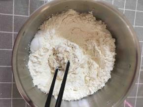 将面粉、酵母混合均匀，慢慢加入温水，边倒水边搅拌。