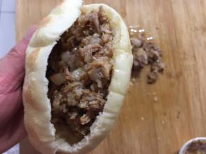 将烤好的馍趁热从中间剖开，夹入切好的肉末即可