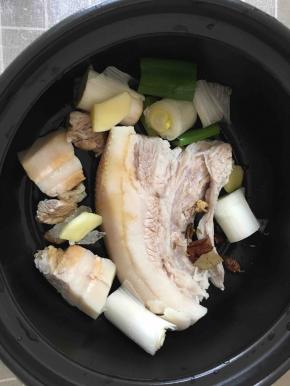 加入葱、姜、大料、冰糖。