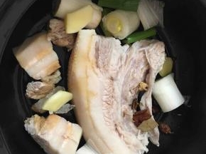 加入葱、姜、大料、冰糖。