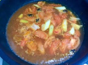 倒入六碗热水，烧开。