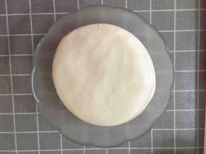 面粉和成面团后用手揉成表面光滑的面团，放在容器温暖处醒发1小时左右，至面团发酵成原来的2倍大。