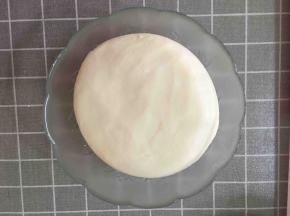 面粉和成面团后用手揉成表面光滑的面团，放在容器温暖处醒发1小时左右，至面团发酵成原来的2倍大。