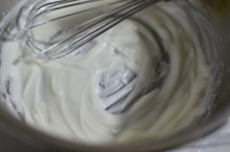 酸奶和玉米油搅拌均匀