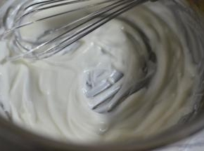 酸奶和玉米油搅拌均匀