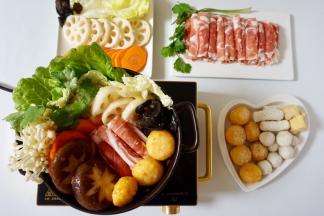  其余的食材放在一边，一会儿边吃边涮。