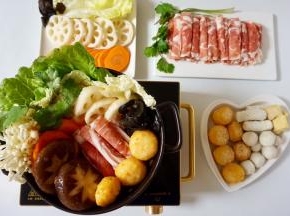  其余的食材放在一边，一会儿边吃边涮。