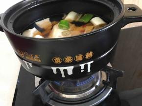 加入适量的水，大火烧开，转中小火慢炖1小时40分左右。