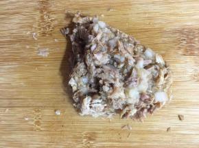 挑肥瘦相间的部分切成碎末。