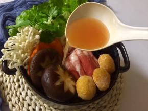 把番茄汤底浇入砂锅。