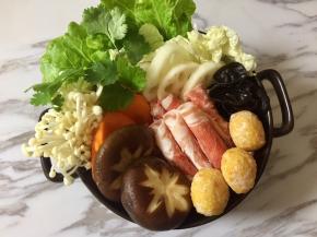 接着把其余食材都放入一些，码整齐。剩下的食材装盘。