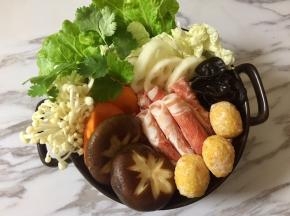 接着把其余食材都放入一些，码整齐。剩下的食材装盘。