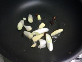 放入大葱断和姜片煸炒出香味。