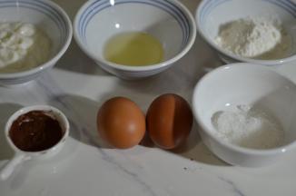 准备好材料，活底模具的外部用锡纸包好