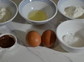 准备好材料，活底模具的外部用锡纸包好