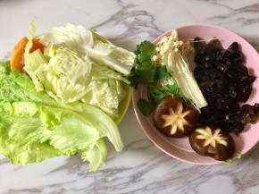 这是在盒马鲜生买的火锅菜A套餐，很方便，各种食材洗干净，在香菇上切花刀。