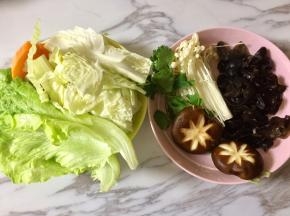 这是在盒马鲜生买的火锅菜A套餐，很方便，各种食材洗干净，在香菇上切花刀。